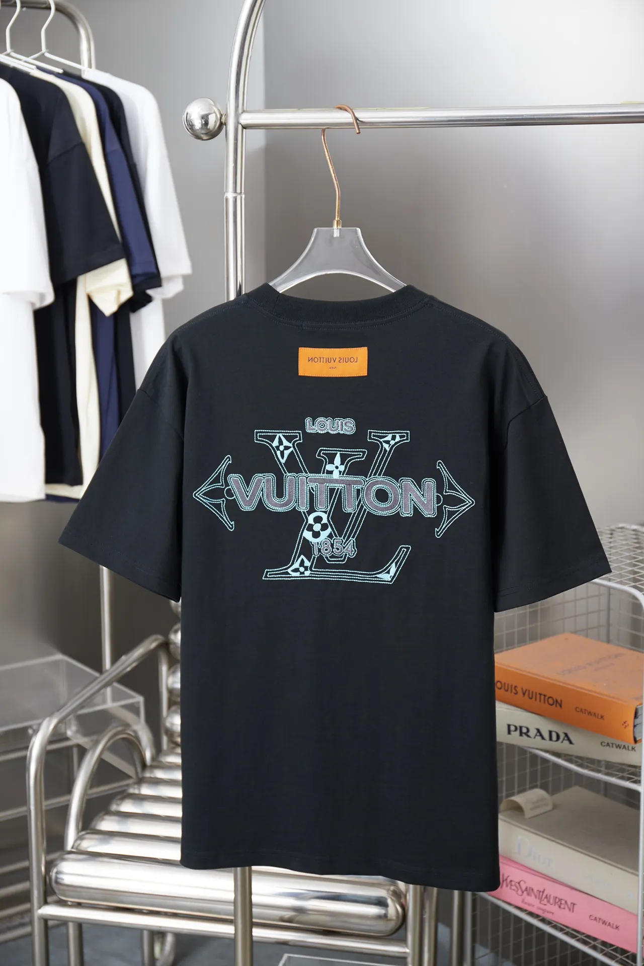 🅿️180 1V 25SS early spring new style Short sleeves with embroidered LV letters Light luxury Essential item for daily commuting for men and women Correct version Welcome to compare Detailed features · 320g 100% pure cotton double yarn jersey fabric · Special thickened 32 pieces of double-strand 1X1 thread in the same vat custom dyeing · Imported Tajima machine embroidery with various craft letters · Double-needle stitching and cross-stitching technology · Original main mark, washable tag, brand moisture-proof paper packaging Color: black/white Size: S/M/L/XL